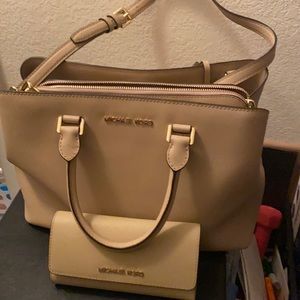 Micheal Kors purse with wallet, multi sides with middle zipper pocket